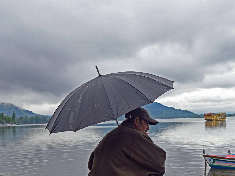 Kashmir Valley Experiences Light Showers, Jammu Division Warms Up