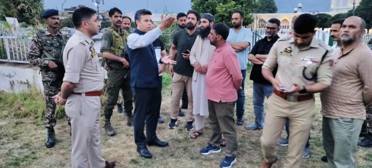 DC Srinagar Rushes to Bohri Kadal Fire Scene, Assures Immediate Assistance to Affected Families