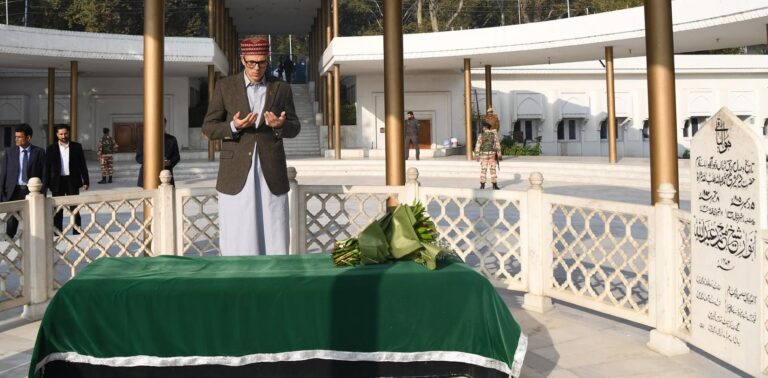 Omar Abdullah, Offers Prayers at Grave of Sher-e-Kashmir Sheikh Mohammad Abdullah ahead of swearing-in