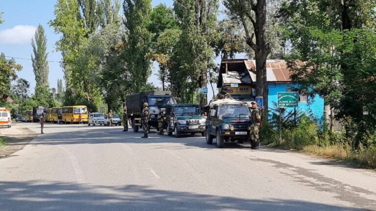 Suspicious object detected by Security Forces on  Handwara-Baramulla road, Traffic Halted