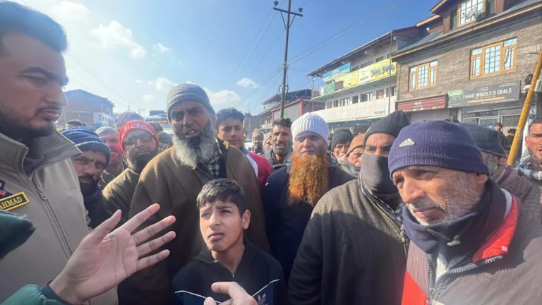 Residents blocked Srinagar-Sopore road