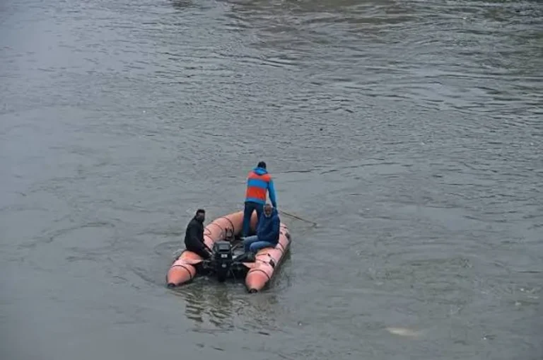 Man Jumps into River Jhelum at Sempora