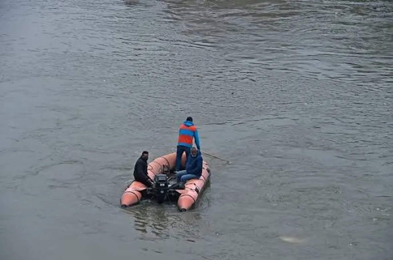 Man Jumps into River Jhelum at Sempora