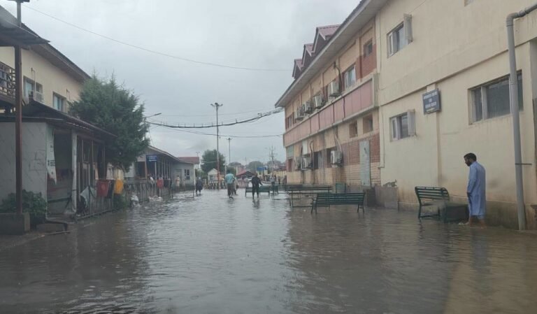 Director SKIMS Inspects Waterlogged SKIMS Medical College