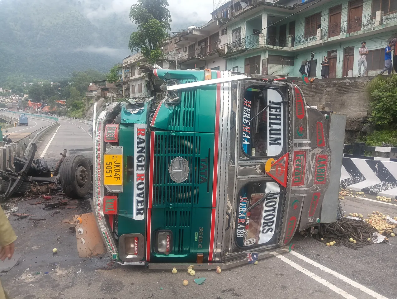 Apple-Laden Truck Meets Accident at Ramban