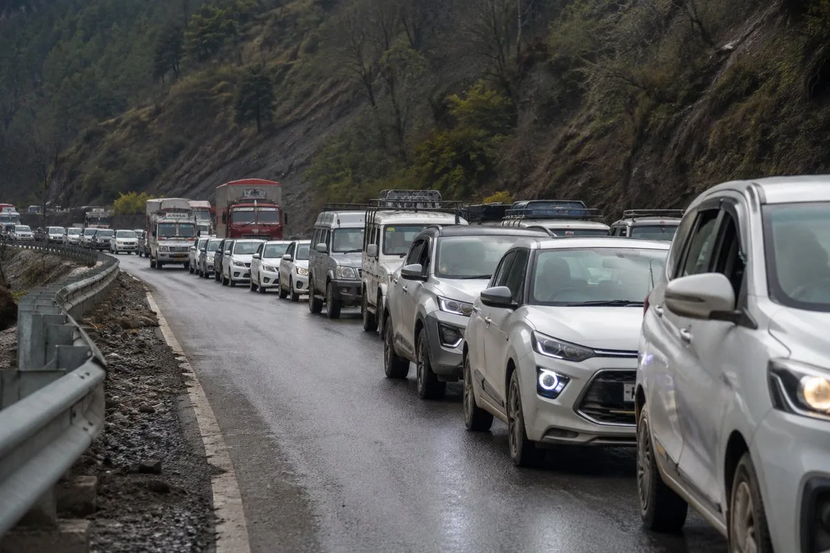 Traffic Restored on Pahalgam–Anantnag Road